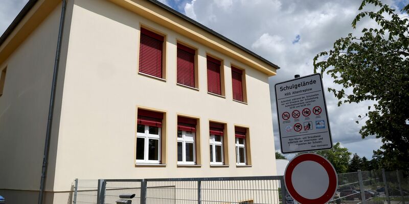 Blick auf die Schule der 13-Jährigen, die nach der Einnahme einer Ecstasy-Pille gestorben ist. - Foto: Bernd Wüstneck/dpa