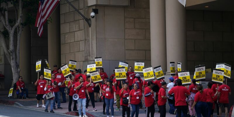 Angestellte streiken vor einem Hotel in der Innenstadt von Los Angeles. - Foto: Damian Dovarganes/AP/dpa