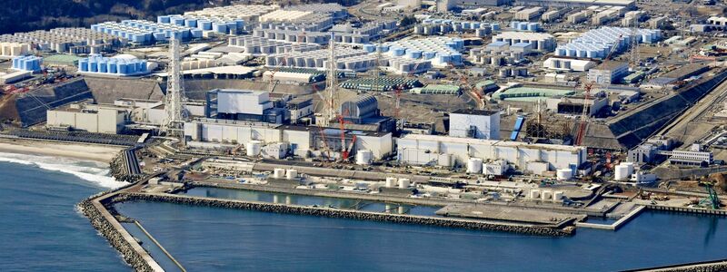 Auf dem Gelände der Atomruine Fukushima geht der Platz aus, um noch weiteres belastetes Kühlwasser zu lagern. - Foto: Kyodo News/AP/dpa