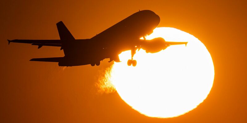 Eine Passagiermaschine hebt vom Flughafen Frankfurt ab. - Foto: Boris Roessler/dpa