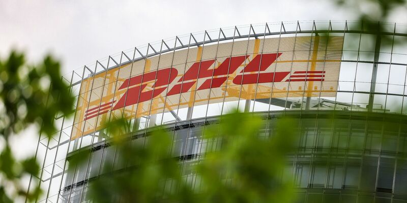 Fahnen wehen vor der Zentrale der DHL Group - Deutsche Post. - Foto: Oliver Berg/dpa