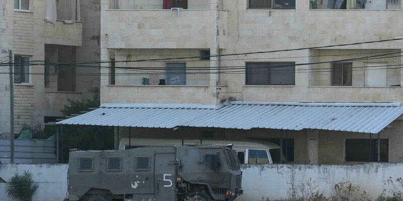 Palästinenser stoßen bei einer Razzia der Armee mit dem israelischen Militär zusammen. - Foto: Ayman Nobani/dpa