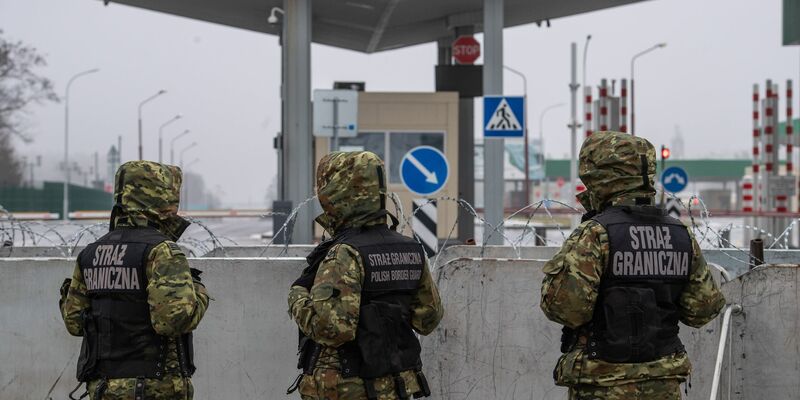 Polnische Grenzschutzbeamte sichern einen geschlossenen Grenzübergang an der polnisch-belarussischen Grenze. - Foto: Wojtek Jargilo/PAP/dpa