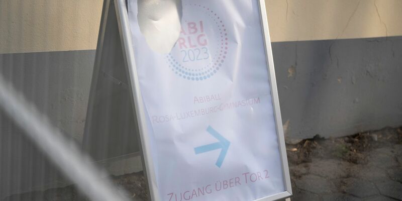 Eine 17-Jährige ist in der Nacht bei einer Abifeier durch eine Lichtkuppel aus Kunststoff gestürzt und dabei tödlich verletzt worden. - Foto: Christophe Gateau/dpa