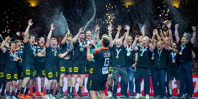 Deutschlands U21-Handballer feiern den WM-Sieg in Berlin. - Foto: Sascha Klahn/dpa