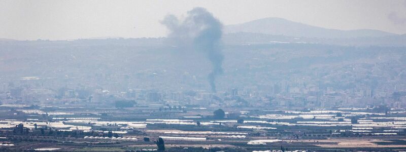 Während der israelischen Militäroperation steigt Rauch über der Stadt Dschenin im Westjordanland auf. - Foto: Ilia Yefimovich/dpa