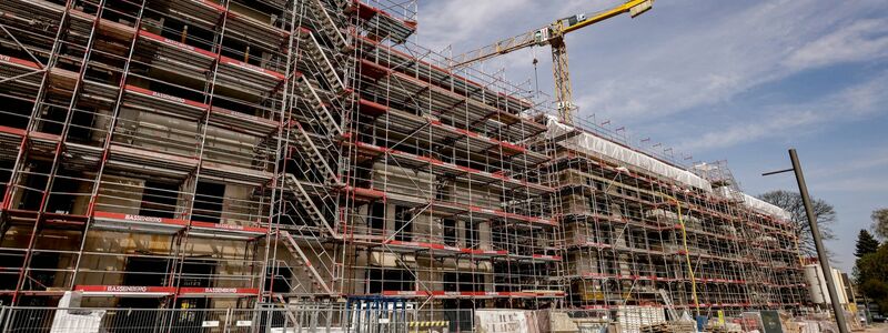 Die Immobilienbranche kämpft zurzeit mit gestiegenen Zinsen, die die Finanzierung von Projekten verteuern. - Foto: Axel Heimken/dpa