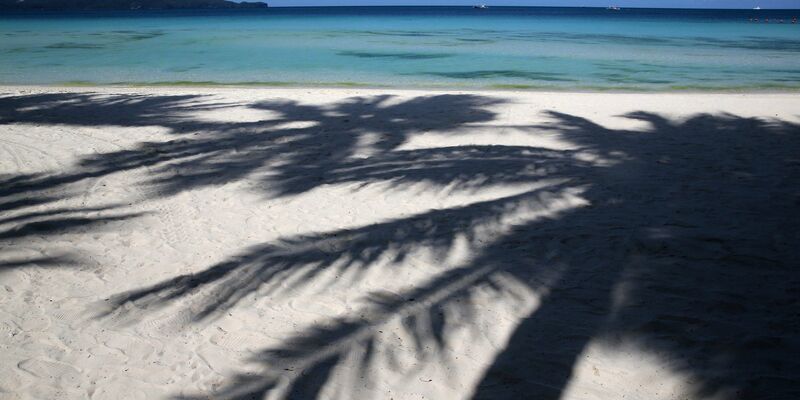 Dieser Strand liegt wirklich auf den Philippinen - einige der Orte in dem Werbeclip dagegen nicht. - Foto: Aaron Favila/AP/dpa