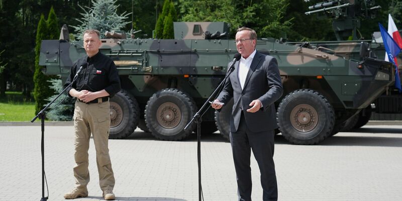 Bundesverteidigungsminister Boris Pistorius und sein polnischer Amtskollege Mariusz Blaszczak (l) in Zamosc. - Foto: Soeren Stache/dpa