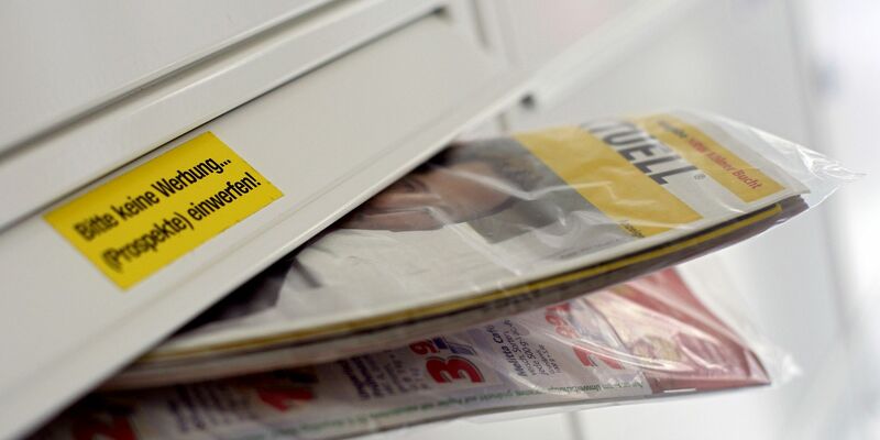 Gratis-Werbezeitung «Einkauf Aktuell» der Post. - Foto: Oliver Berg/dpa