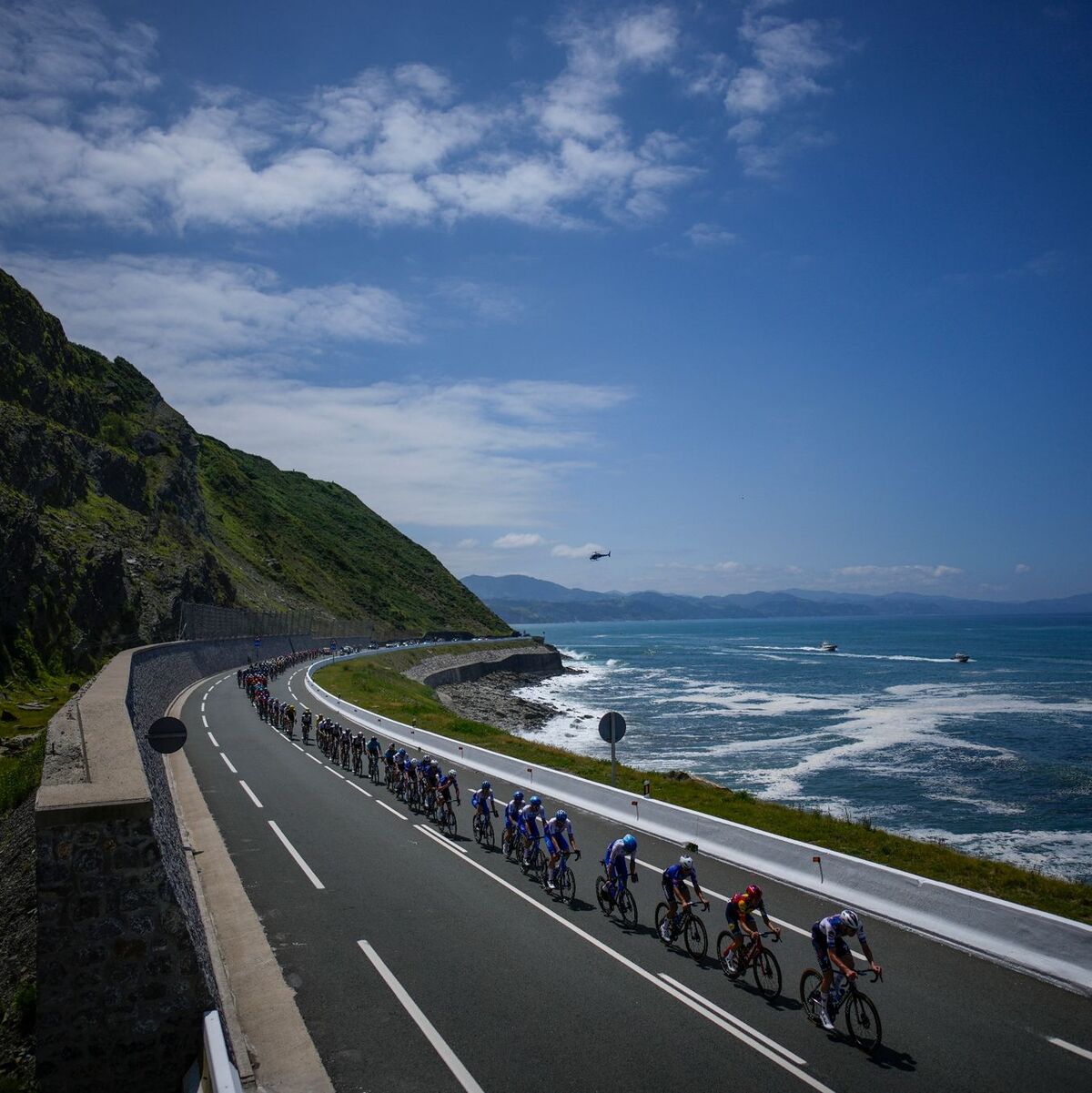 Das Fahrerfeld während der dritten Etappe. - Foto: Daniel Cole/AP/dpa