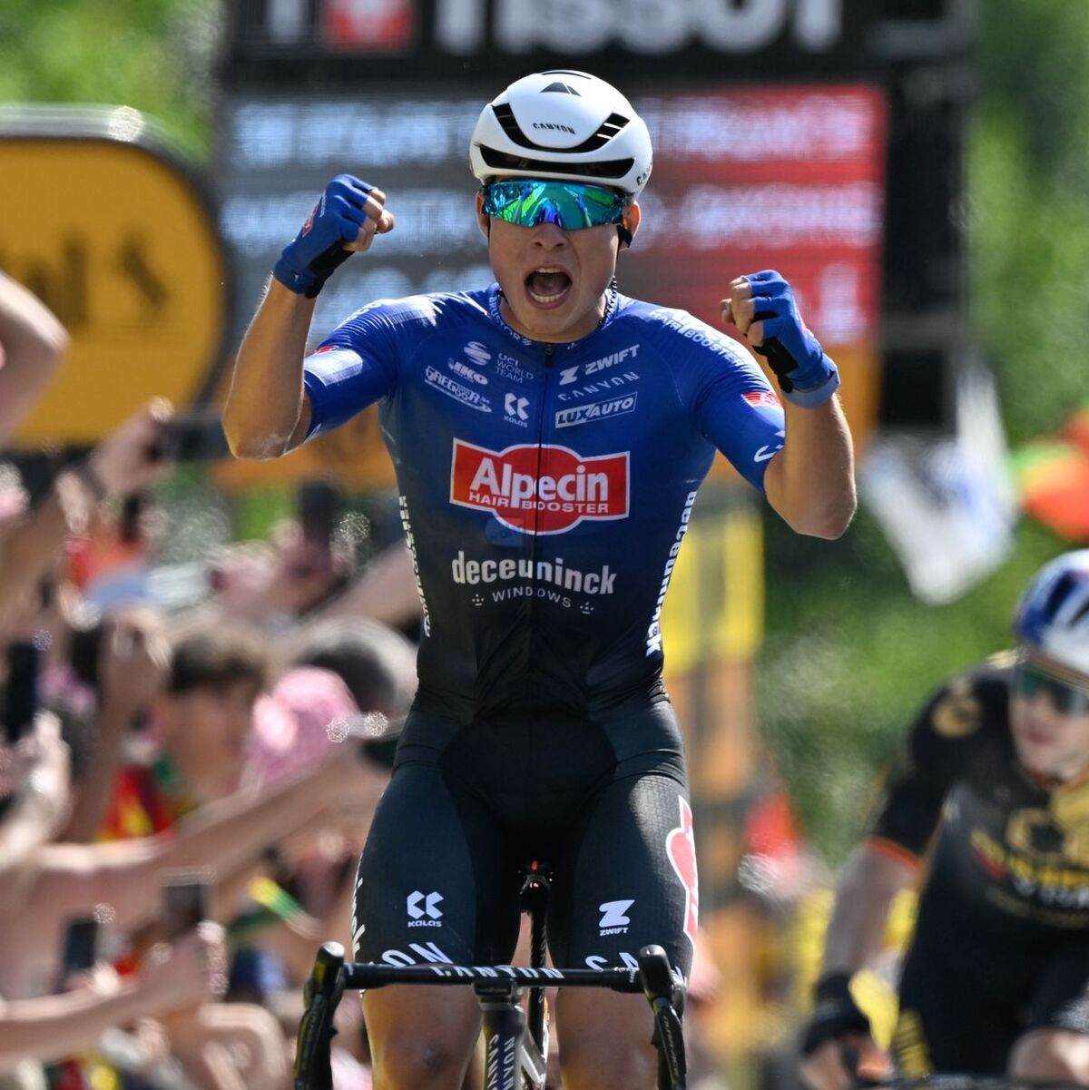 Jasper Philipsen bejubelt seinen Etappensieg. - Foto: Dirk Waem/Belga/dpa