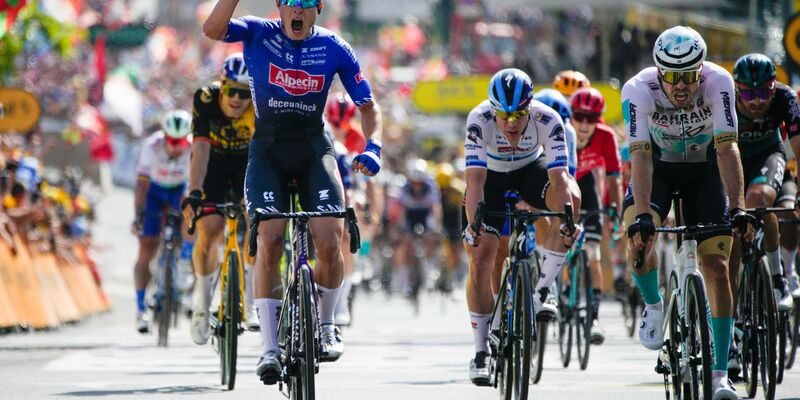 Phil Bauhaus (r) musste sich im Sprint knapp geschlagen geben. - Foto: Daniel Cole/AP/dpa