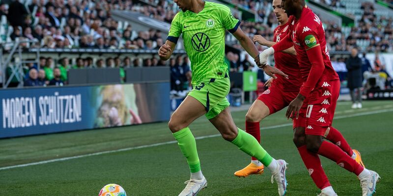 Hat beim BVB einen Vertrag bis 2028 unterschrieben: Felix Nmecha (l). - Foto: Swen Pförtner/dpa