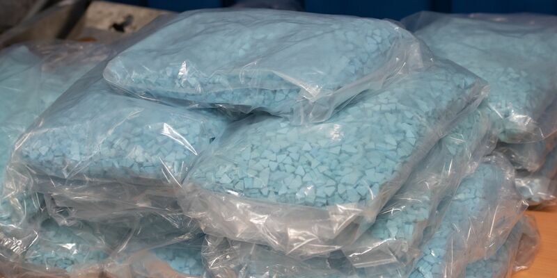 Zahlreiche Tüten mit Ecstasy-Tabletten werden bei einem Pressegespräch des Zollfahndungsamtes Berlin-Brandenburg präsentiert. - Foto: Paul Zinken/dpa