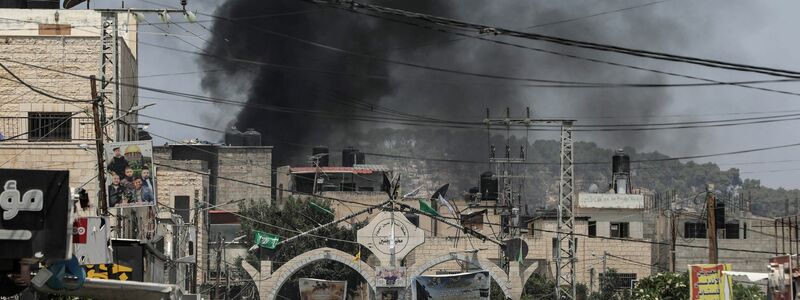 Rauch steigt nach israelischen Angriffen über Dschenin auf. - Foto: Ayman Nobani/dpa