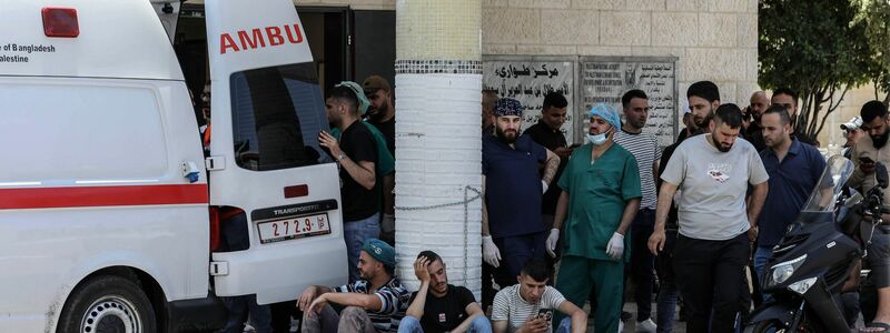 Sanitäter transportieren Verletzte zu einem Krankenhaus in Dschenin. - Foto: Ayman Nobani/dpa