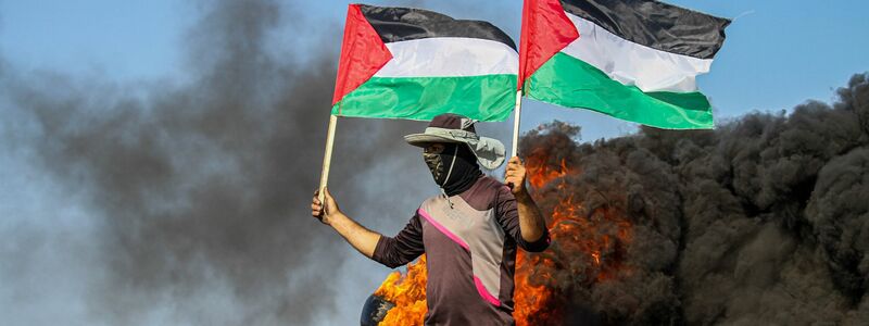 Im östlichen Gazastreifen protestieren Palästinenser gegen den andauernden israelischen Angriff auf die Stadt Dschenin im Westjordanland. - Foto: Ahmad Hasaballah/IMAGESLIVE via ZUMA Press Wire/dpa