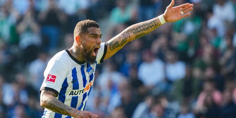 Herthas Kevin Prince Boateng treibt kurz vor Spielende seine Mitspieler an. Der Nationalspieler sieht vor der Heim-EM noch viel Arbeit vor der deutschen Fußball-Elf. - Foto: Soeren Stache/dpa