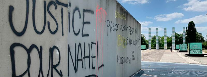 Ein Graffiti mit der Aufschrift «Gerechtigkeit für Nahel» wurde auf ein Denkmal zum Gedenken an die Opfer des Holocaust gesprüht. - Foto: Cara Anna/AP/dpa