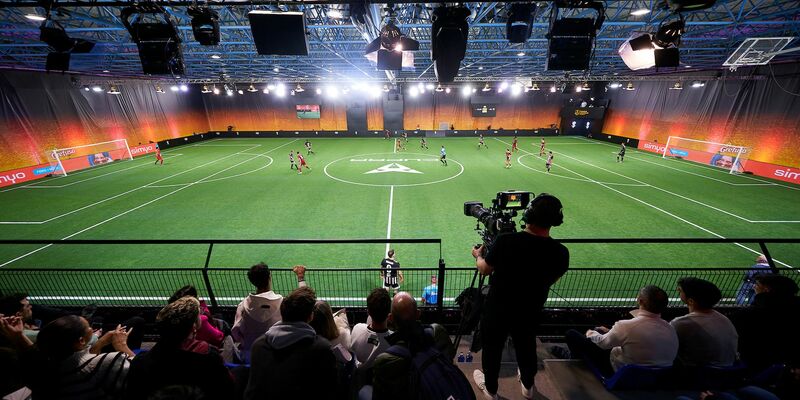 Blick auf die Cupra Arena in Barcelona während eines Spiels der Kings League. - Foto: Manuel Queimadelos/Kings League InfoJobs/dpa