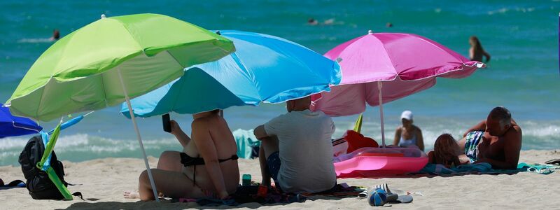 In Westdeutschland erhalten die Tarifbeschäftigten mit im Schnitt 1648 Euro Urlaubsgeld deutlich mehr als die Menschen im Osten mit 1169 Euro. - Foto: Clara Margais/dpa