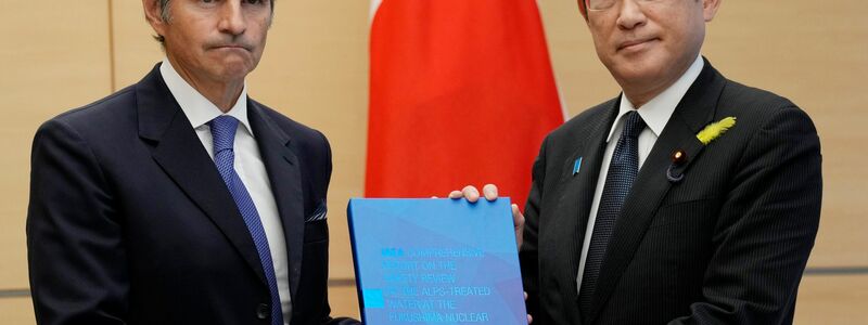 IAEA-Generaldirektor Rafael Grossi (l) überreicht Japans Ministerpräsident Fumio Kishida den Abschlussbericht der Internationalen Atomenergiebehörde. - Foto: Eugene Hoshiko/Pool AP/AP/dpa
