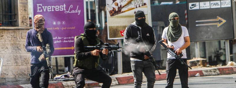 Bewaffnete Palästinenser schießen während der Razzia im Flüchtlingslager Dschenin auf israelische Armeekräfte. - Foto: Nasser Ishtayeh/SOPA Images via ZUMA Press Wire/dpa