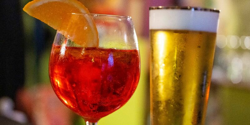 Den Aperol Spritz und das alkoholfreie Bier wird man in diesem Sommer sicherlich häufiger in Biergärten und Café-Terrassen sehen. - Foto: Christophe Gateau/dpa