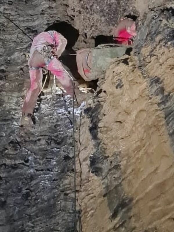 Uno speleologo si ferisce a circa 150 metri di profondità in Italia.