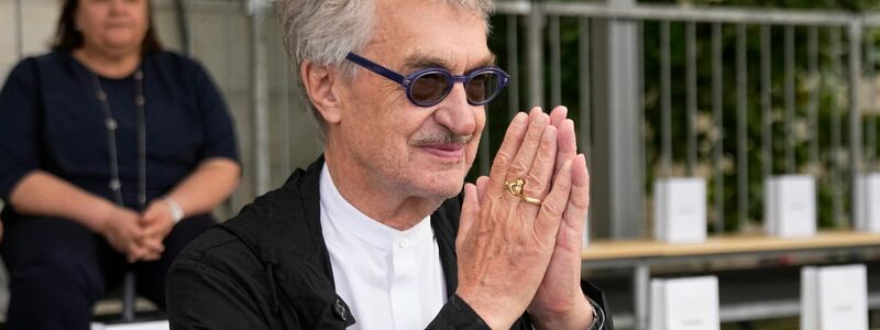 Wim Wenders gehört zu den hochkarätigen Gästen der Chanel-Show. - Foto: Michel Euler/AP/dpa