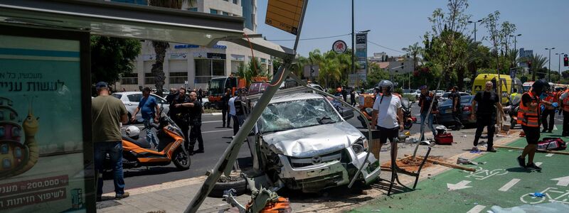 Israelische Sicherheitskräfte sind am Ort des mutmalichen Anschlags in Tel Aviv im Einsatz. - Foto: Oded Balilty/AP/dpa