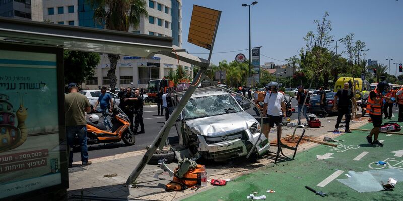 Israelische Sicherheitskräfte sind am Ort des mutmalichen Anschlags in Tel Aviv im Einsatz. - Foto: Oded Balilty/AP/dpa