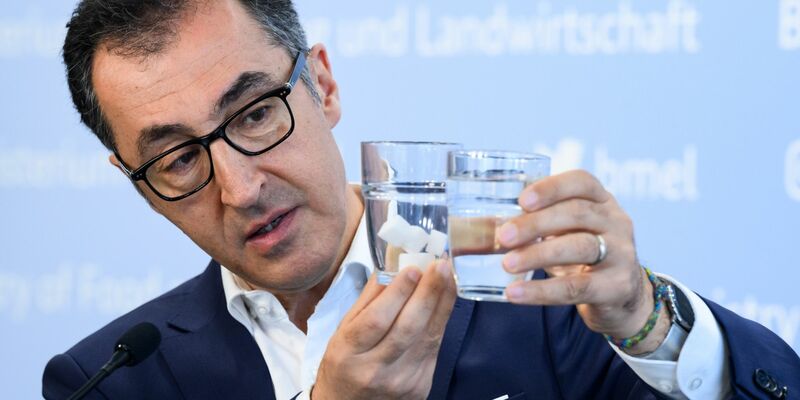 «Fertigprodukte für Kinder und Erwachsene müssen gesünder werden», sagt Cem Özdemir. - Foto: Bernd von Jutrczenka/dpa