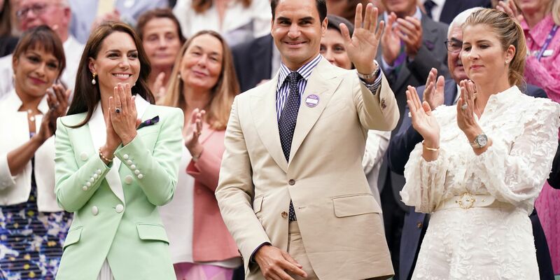 Tennis-Superstar Roger Federer wurde in Wimbledon für seine Verdienste um den Rasen-Klassiker geehrt. - Foto: Adam Davy/PA Wire/dpa