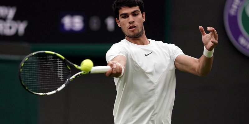 Gewann sein Auftaktmatch glatt in drei Sätzen: Carlos Alcaraz. - Foto: Victoria Jones/PA Wire/dpa