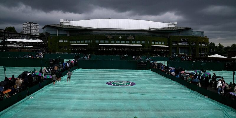 Zahlreiche Spiele konnten wegen des schlechten Wetters am zweiten Wimbledon-Turniertag nicht stattfinden. - Foto: Alastair Grant/AP/dpa