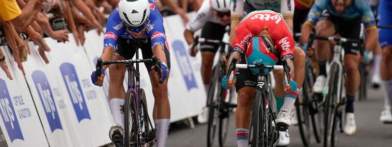 Jasper Philipsen (l) gewann den Sprint knapp vor Caleb Ewan. - Foto: Daniel Cole/AP/dpa