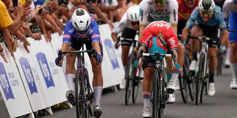 Jasper Philipsen (l) gewann den Sprint vor Caleb Ewan und Phil Bauhaus. - Foto: Daniel Cole/AP/dpa