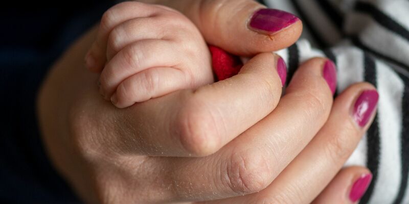 Familienministerin Lisa Paus will die Einkommensgrenzen beim Elterngeld senken, um den von Finanzminister Christian Lindner auferlegten Sparbeitrag zu leisten. - Foto: Hendrik Schmidt/dpa