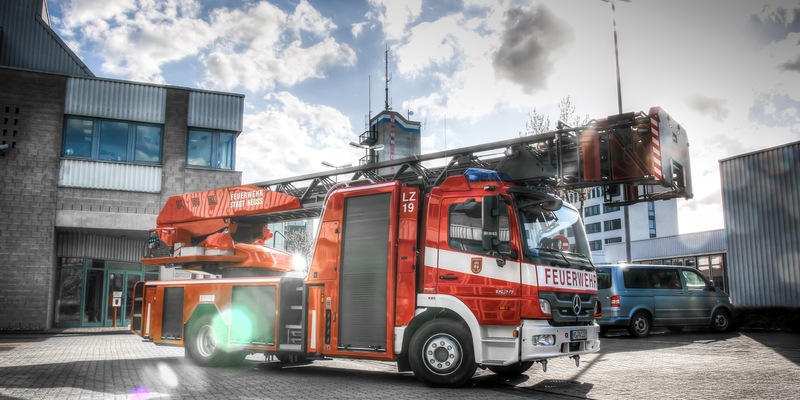 FW-NE: Brandgeruch in einem Hochhaus | Falschparker behindern Feuerwehr - Foto: presseportal.de