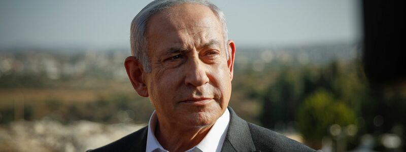 Benjamin Netanjahu, Premierminister von Israel, trifft zu einer Besprechung in der Nähe des Militärpostens Salem zwischen Israel und dem Westjordanland ein. - Foto: Shir Torem/POOL FLASH 90/AP/dpa