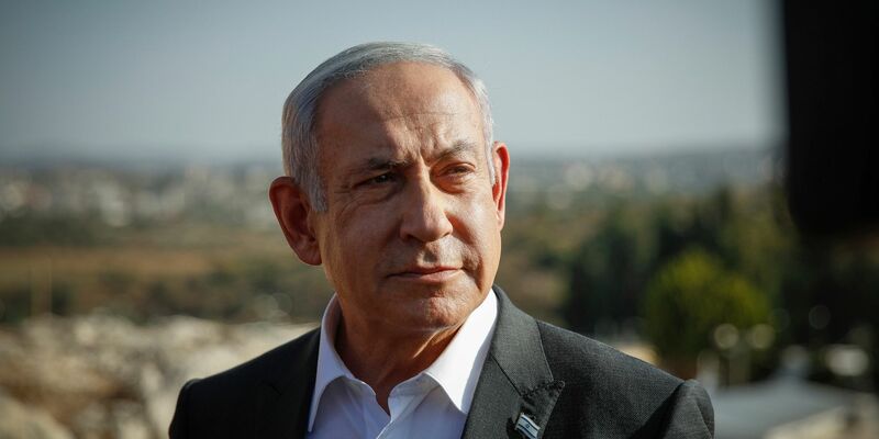 Israels Regierungschef Benjamin Netanjahu hat seinen für ihn unbequemen Verteidigungsminister Joav Galant entlassen. Dagegen demonstrierten Tausende den zweiten Abend in Folge in Jerusalem. - Foto: Shir Torem/POOL FLASH 90/AP/dpa