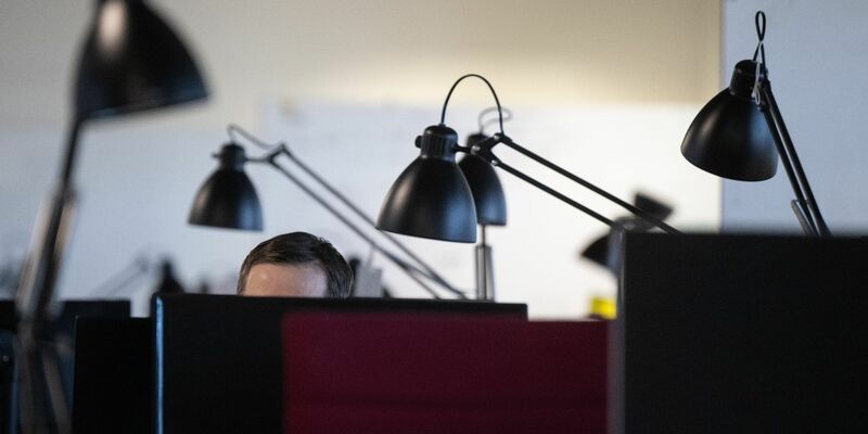 Mehr als jeder dritte Arbeitnehmer in Deutschland mit einem Büro-Job ist auch im Urlaub erreichbar. - Foto: Sebastian Gollnow/dpa/dpa-tmn