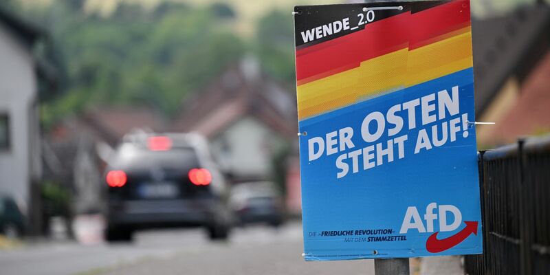 «Der Osten steht auf»: Ein Wahlplakat der AfD. - Foto: Martin Schutt/dpa