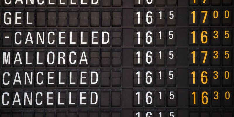 Hier fliegt nichts mehr: Eine Anzeigetafel an einem Flughafen mit gestrichenen Flügen. - Foto: Andreas Arnold/dpa