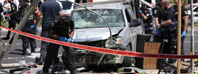 Israelische Sicherheits- und Rettungskräfte inspizieren den Ort des Anschlags mit einem Auto in Tel Aviv. - Foto: Ilia Yefimovich/dpa