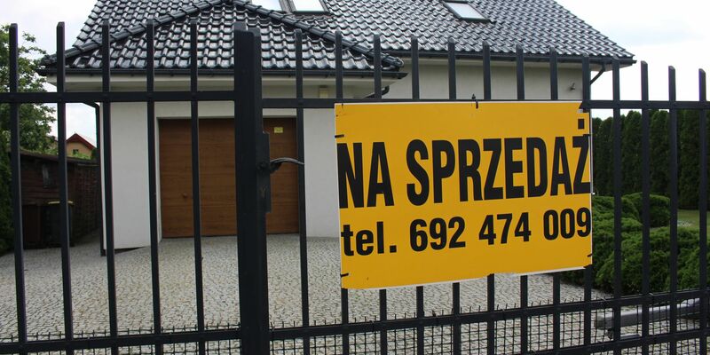 Ein zum Verkauf stehendes Haus in der polnischen Ortschaft Kunowice. - Foto: Jan Freybott/dpa