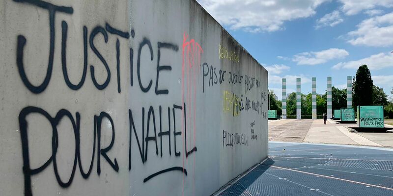 «Gerechtigkeit für Nahel»: Seit dem Tod des 17-Jährigen durch eine Polizeikugel wurde Frankreich von schweren Krawallen erschüttert. - Foto: Cara Anna/AP/dpa