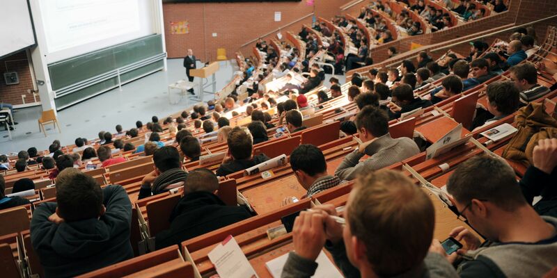Erstsemesterstudenten sitzen in einen Hörsaal der Universität Kassel und nehmen an der Einführungsveranstaltung in Maschinenbau teil. - Foto: picture alliance / dpa